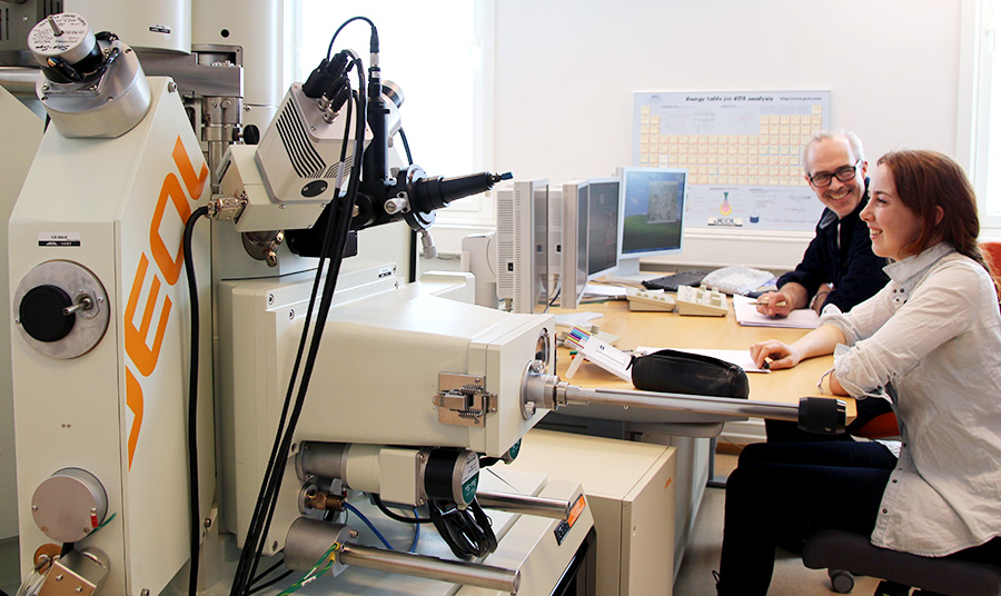 Senior engineer Morten Peder Raanes and a master student are analyzing data from the JEOL, JXA-8500F microscope