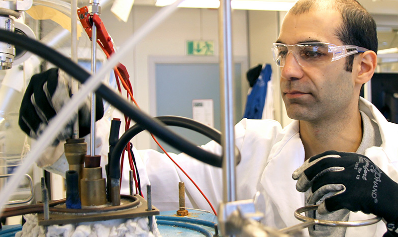 PhD candidate Babak Khalaghi in the lab. Photo: Per Henning/NTNU