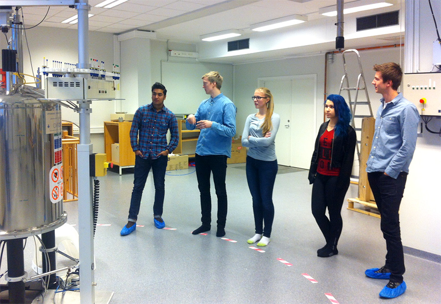 Master students Sigve Eliassen (now teacher at Herslebs videregående skole in Oslo) and  Pål Bøckmann (right) are explaining the practical use of NMR spectroscopy for determination of the structure of organic compounds at the NMR lab.