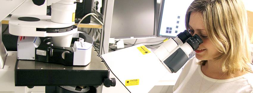 Tatyana Sherstova using the high resolution TIRF microscope. Photo