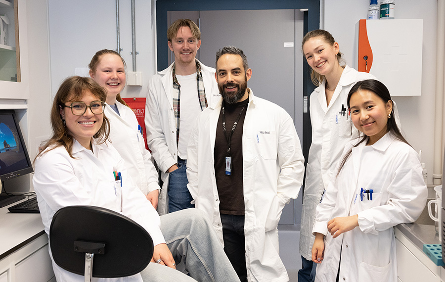 A group photo of students and researchers in a laboratory