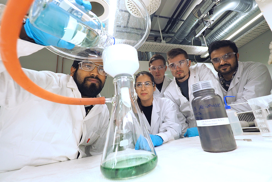 PhD candidate in the lab together with students. Photo