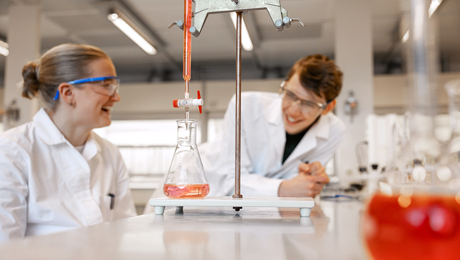 To studenter som har det gøy på et kjemilaboratorium