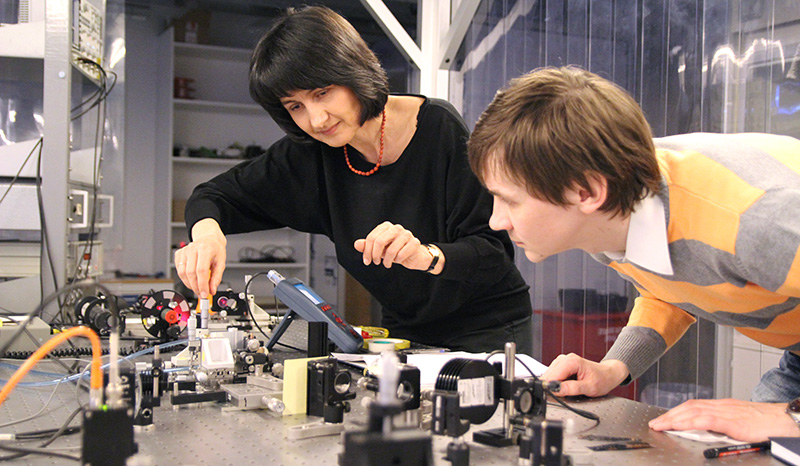 Irina Sorokina and Nikolai Tolstik in the lab. Photo
