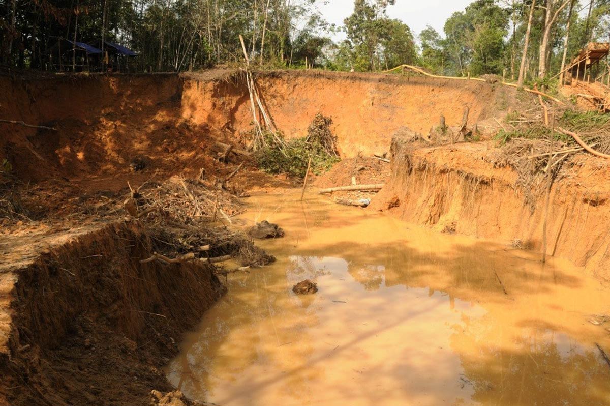 Picture of Informal gold and diamond mining