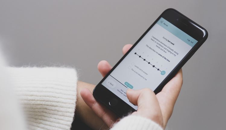 Picture of a hand holding a Cellphone