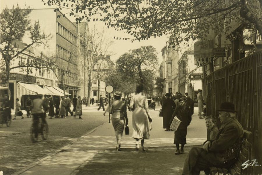 Spring in Trondheim, 1940's: ladies in elegant spring outfits