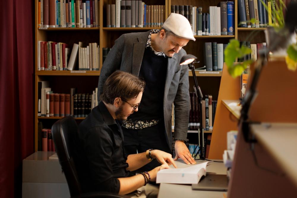 Student and lecturer. Photo.