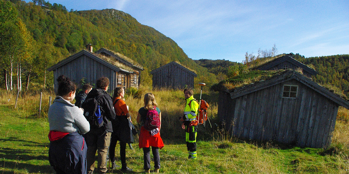 Students on field trip at Vålåskaret. Photo