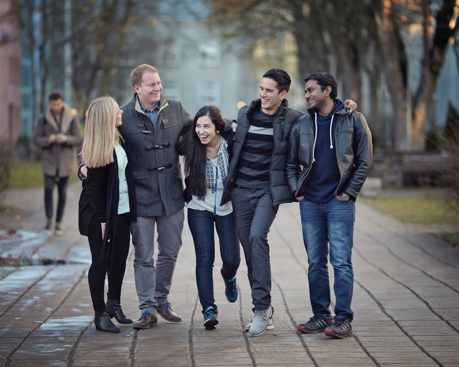 Five students at campus Gløshaugen. Photo.