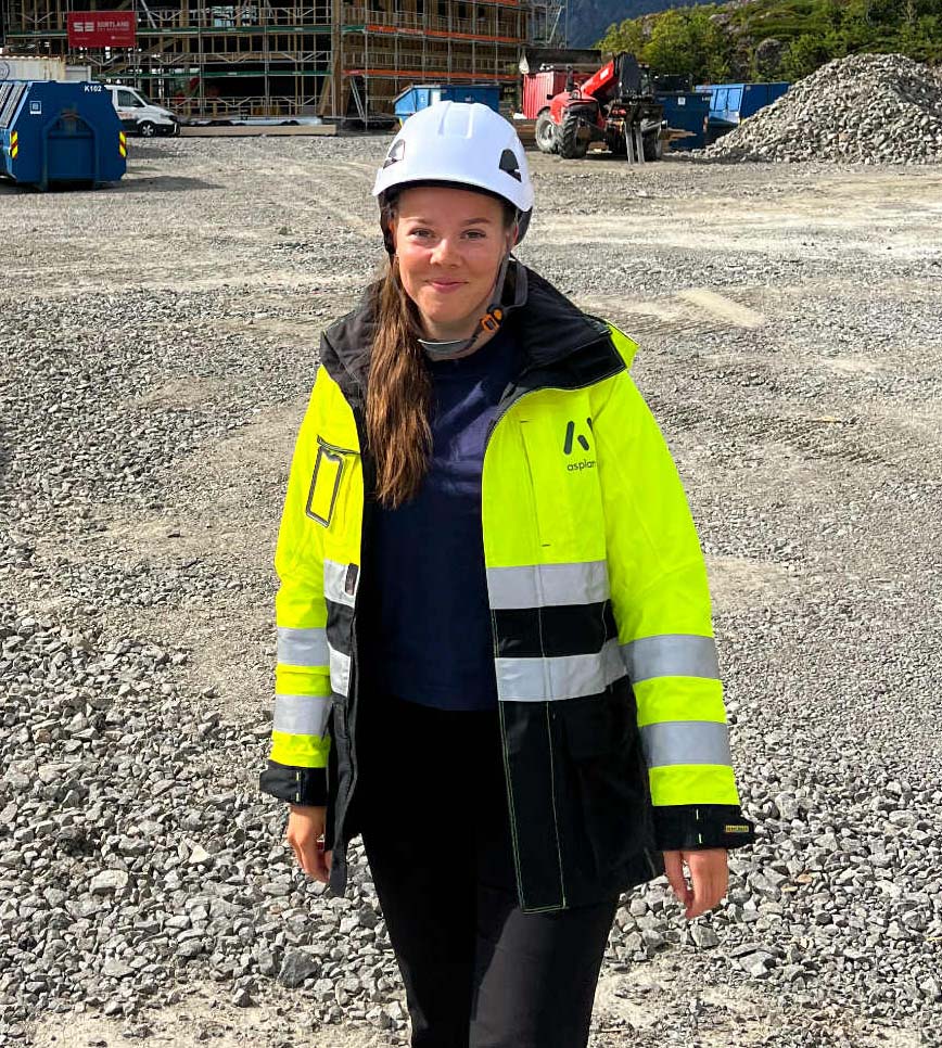 Portett av student i hjelm. Foto