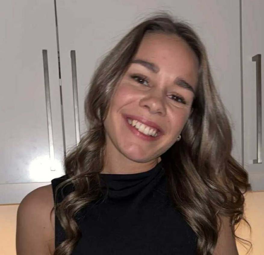 Portett av student som smiler. Foto