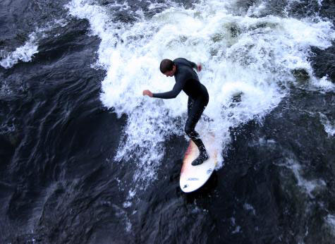 NTNUI-er surfer i Nidelva