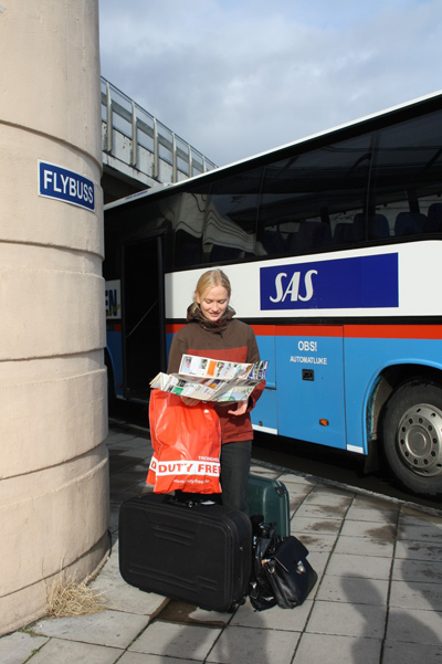 Anna tar flybussen til Trondheim.