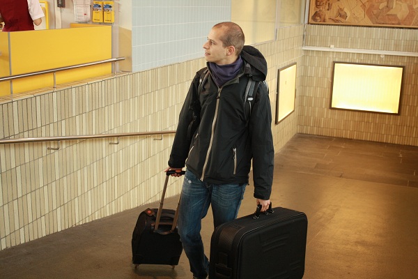 Ken går av toget på Trondheim sentralstasjon.
