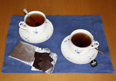Maria og Anna skal drikke te og spise sjokolade.