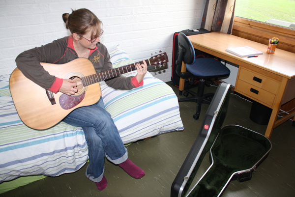 Maria spiller gitar.