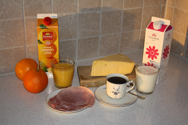 Appelsiner, jus, skinke, ost, kaffe og melk