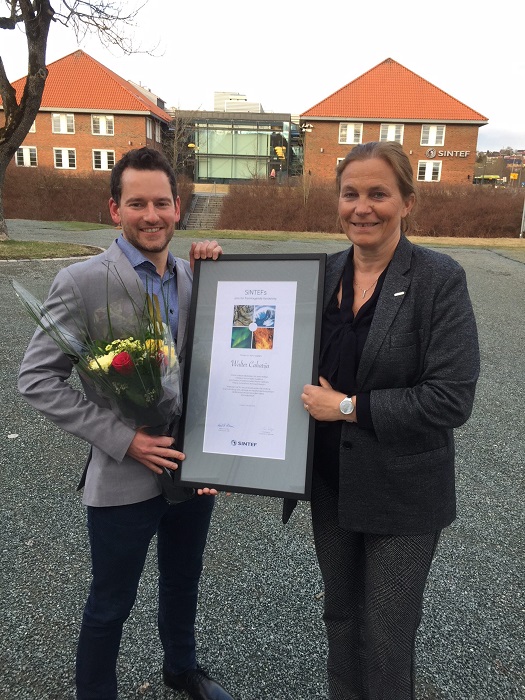 CEO Alexandra Bech Gjørv congratulates award winner Walter Caharija from SINTEF Ocean. (Photo: SINTEF)