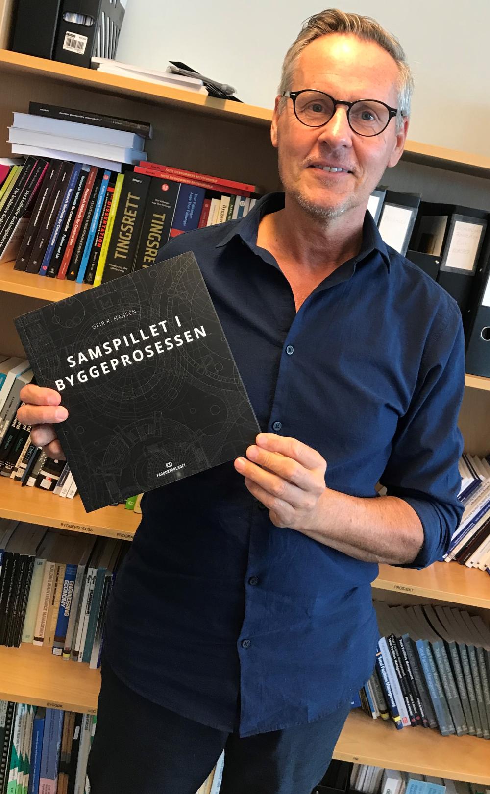 Geir K. Hansen with his new book. 