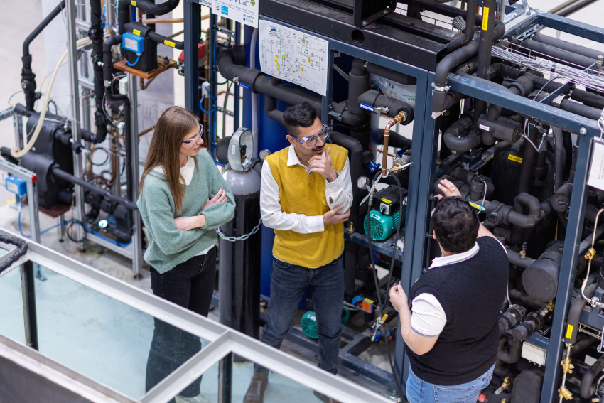 Students in the 2-year Master's program in Sustainable Energy at NTNU in Trondheim, in the Thermal Engineering Laboratories. Here by a heat pump rig designed for cooling processes in commercial and industrial applications, such as refrigeration and freezer units in grocery stores.