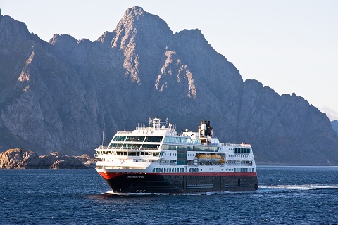 Catalina reiser med MS Midnattsol til Harstad.