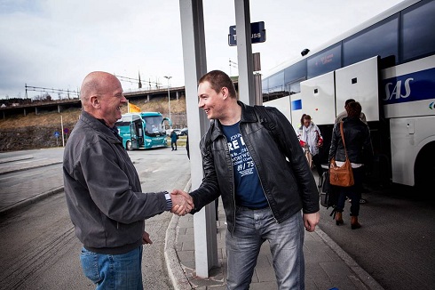 Anton hilser på Tor-Arne på busstasjonen.