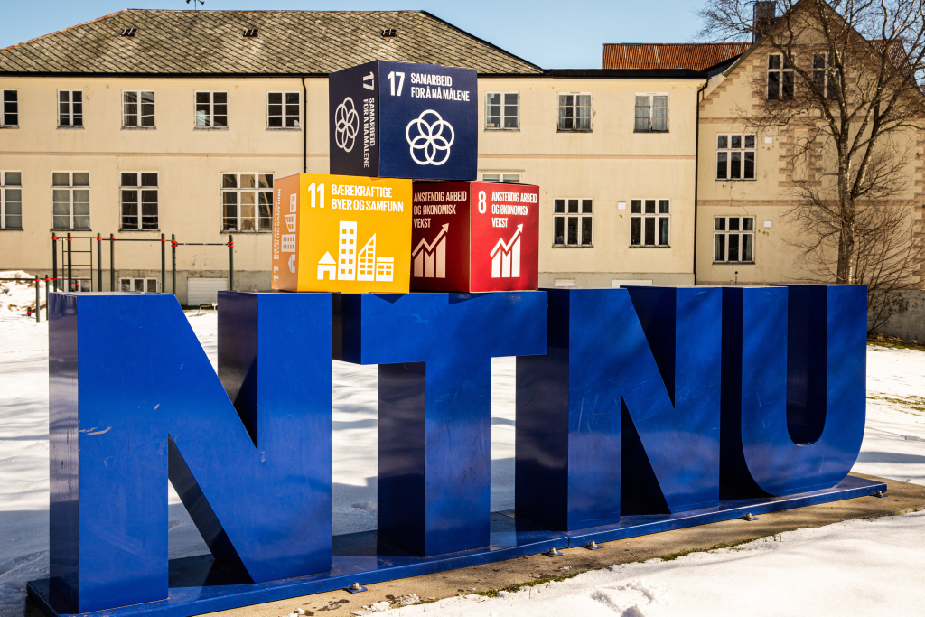Big NTNU letters outside the campus of NTNU Ålesund