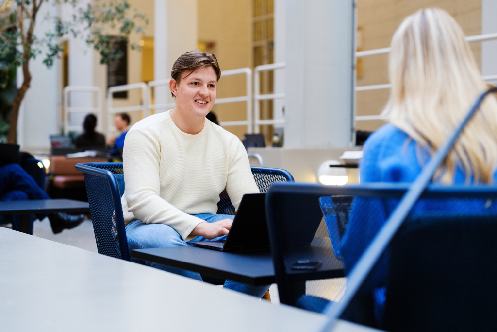 Two students working together. Photo: Magnus Rønningen Hansen from BERRE