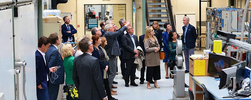 A group of people gets a tour in a laboratory. Photo: NTNU.