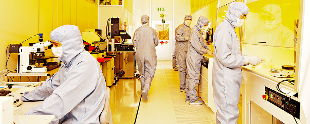 People working in NTNU NanoLab. Photo: Geir Mogen/NTNU