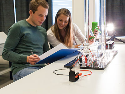 Students working on an experiment. Photo: Ole Ekker/NTNU