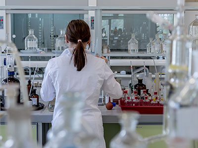 Woman working in the laboratory. Photo: Pixabay
