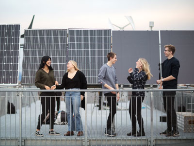 Students in front of solar panels. Photo: Geir Mogen/NTNU