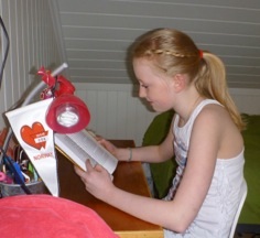 Dina gjør lekser. Dina gjør lekser.