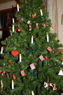Juletre med norske flagg