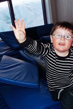 Alex leker i barnehagen. Alex leker i barnehagen.