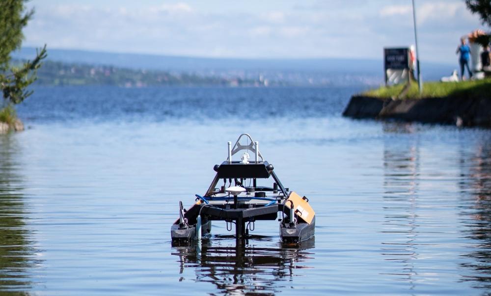 Foto med utsikt utover Mjøsa med en ROV flytende i vannet foran.