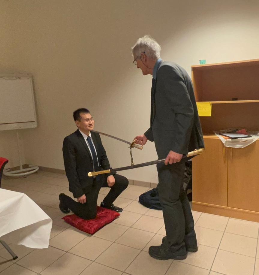 Professor Jørgen Amdahl appoints Chana Sinsabvaradom Knight of the Golden Anchor.